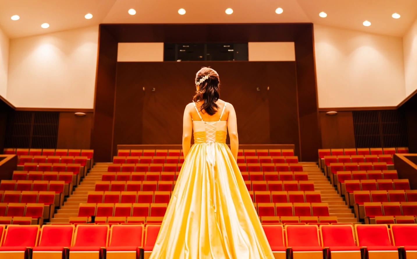 コンサート会場での加治屋菜美子のうしろ姿