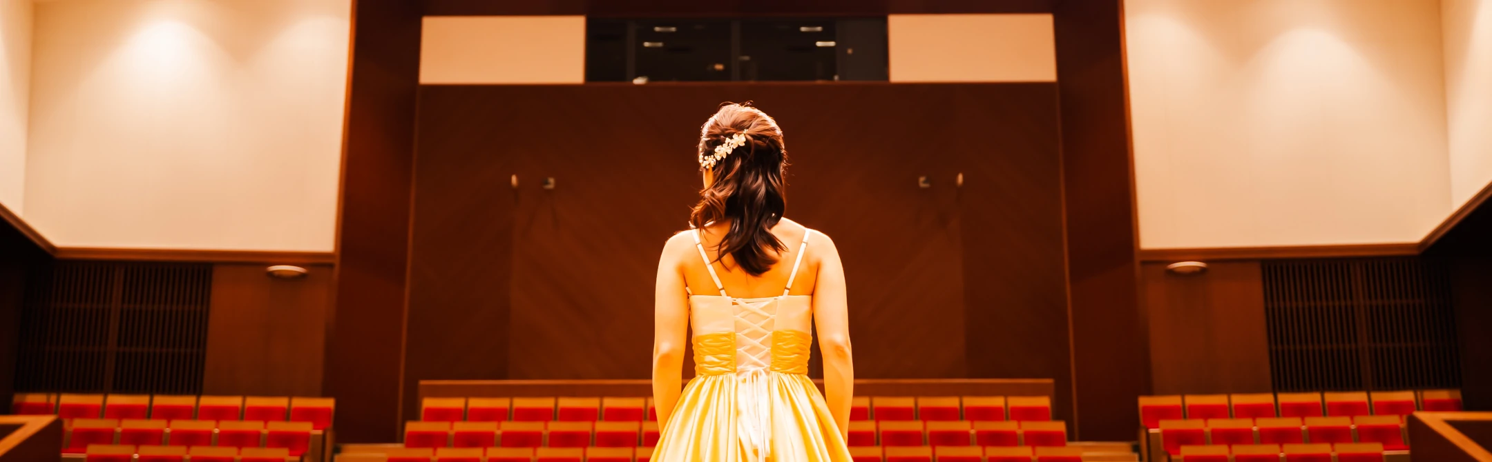 縮小版コンサートホールでの加治屋菜美子のバックショット