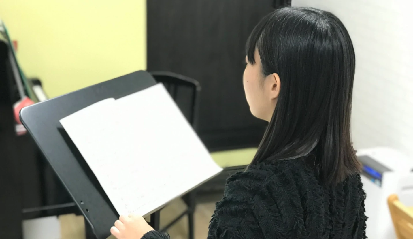 かじや声楽教室で生徒さんが楽譜を見るうしろ姿