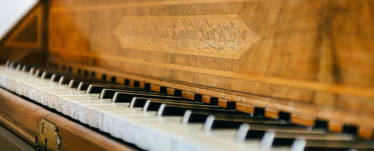 アンティークなピアノの美しい写真