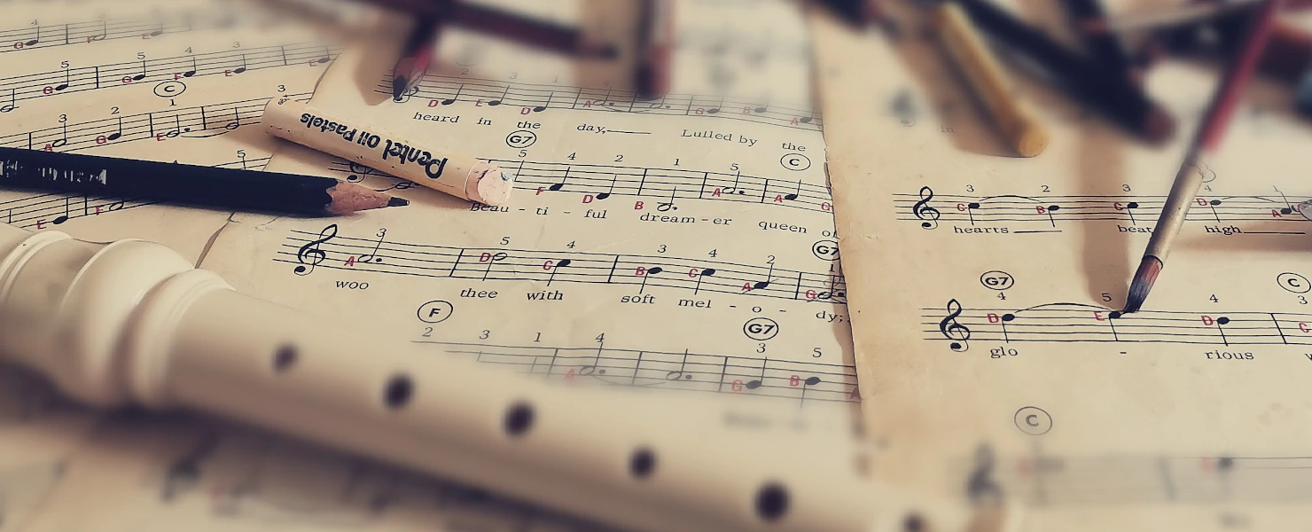 ペンとたてぶえと楽譜のきれいな写真